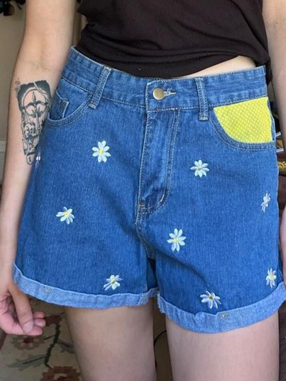 Vintage-style denim shorts with embroidered daisies